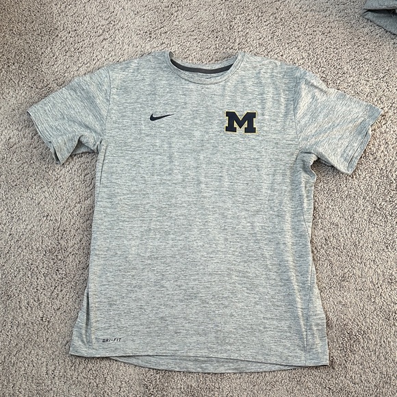 Nike Men’s Heather Gray Tee with Blue and Yellow Michigan Block M - Picture 1 of 2